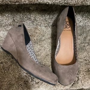 Daisy Fuentes Wedge Shoe-EUC